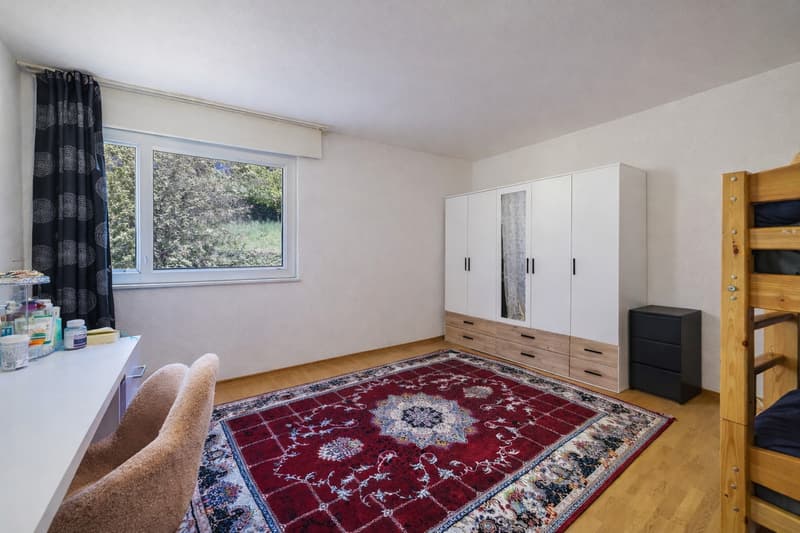 Spacieux 4.5 pièces avec 2 balcons et aperçu lac - fort potentiel (4)
