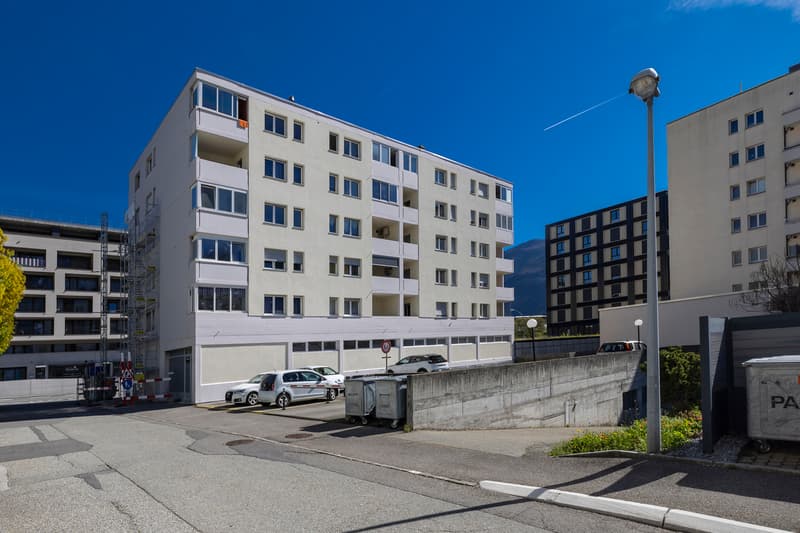 LOCAUX COMMERCIAUX IDEALEMENT SITUES A COTE DE LA PLACE DE ROME (12)