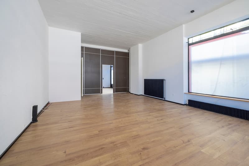 LOCAUX COMMERCIAUX IDEALEMENT SITUES A COTE DE LA PLACE DE ROME (4)
