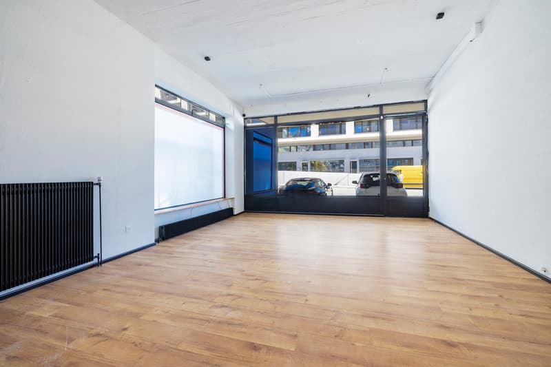 LOCAUX COMMERCIAUX IDEALEMENT SITUES A COTE DE LA PLACE DE ROME (10)