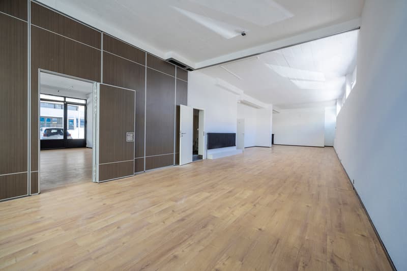 LOCAUX COMMERCIAUX IDEALEMENT SITUES A COTE DE LA PLACE DE ROME (5)