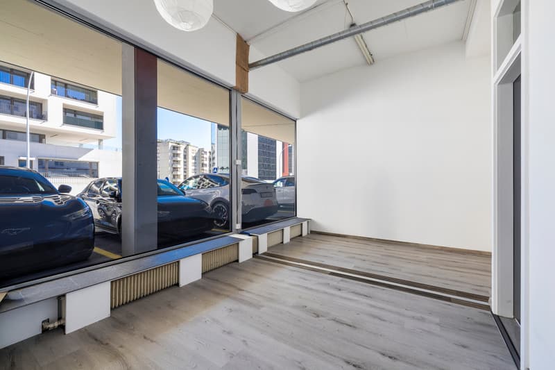LOCAUX COMMERCIAUX IDEALEMENT SITUES A COTE DE LA PLACE DE ROME (11)