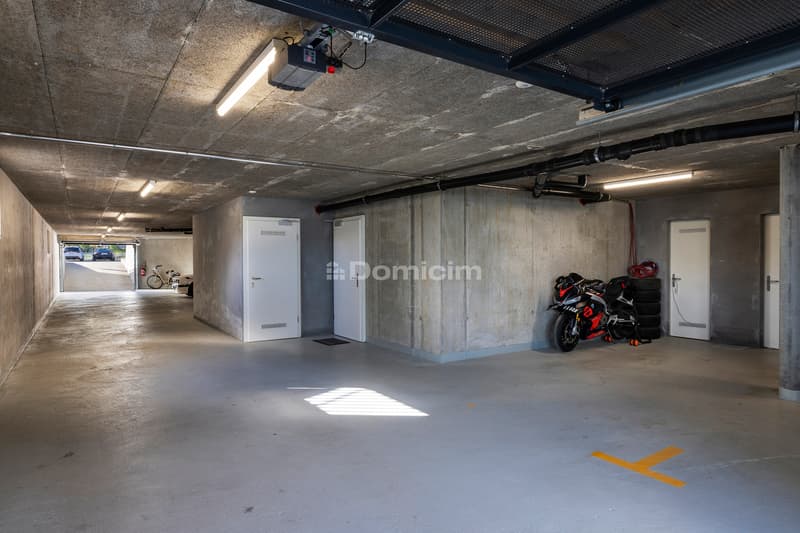 GRANDE PLACE DE PARC DANS PARKING INTERIEUR (5)