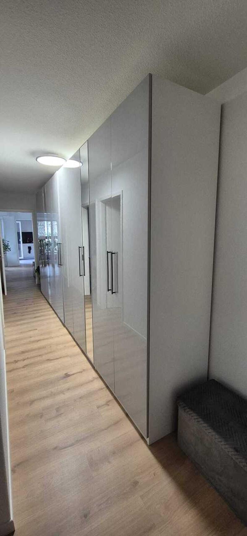 Corridor avec armoires vers chambres
