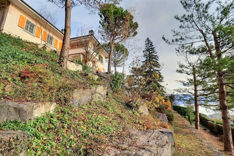 Spacieuse villa bénéficiant d'une vue imprenable sur le lac (12)