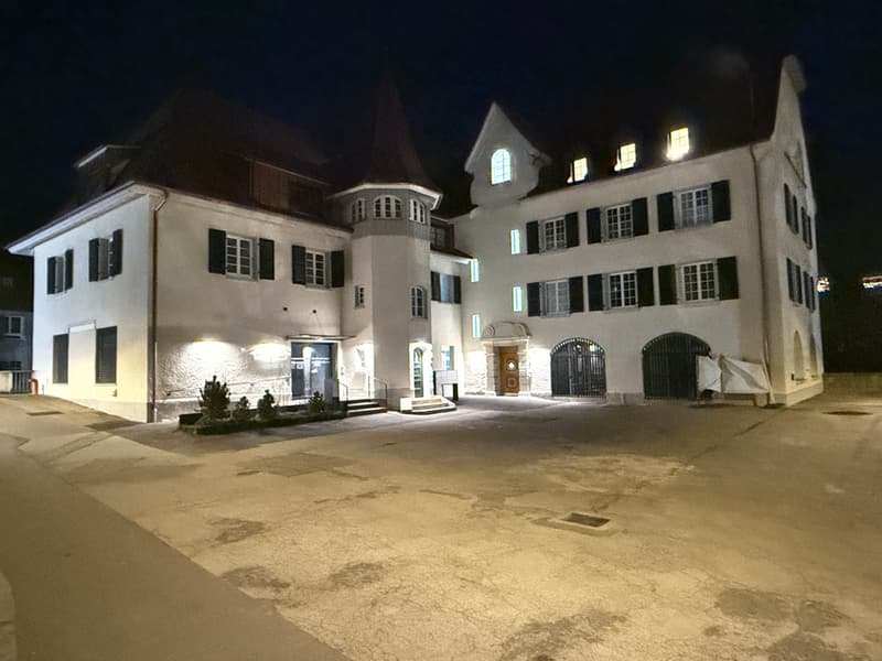 Vorplatz bei Nacht