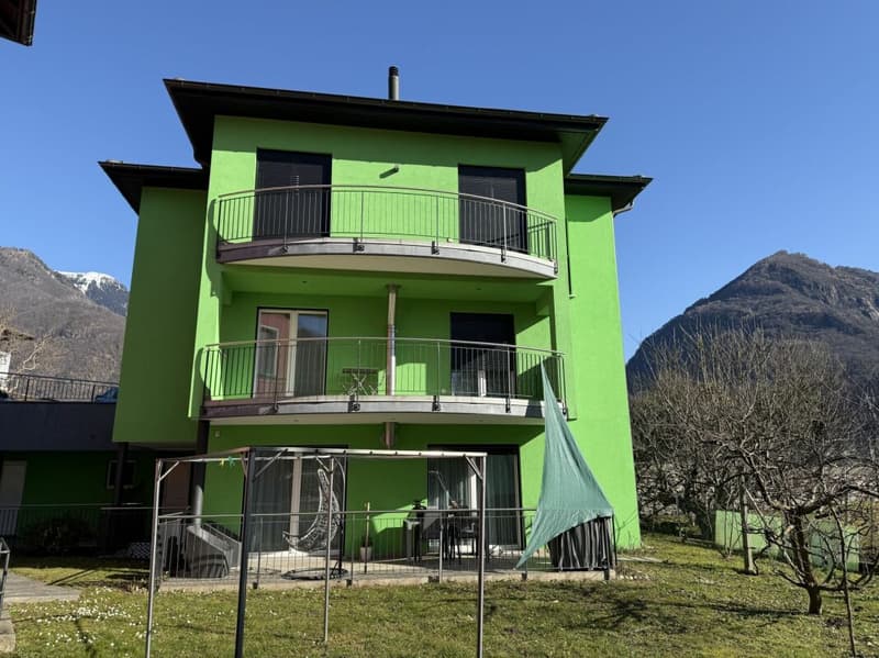 Spaziosa casa bifamiliare con giardino soleggiato - Gorduno (3)