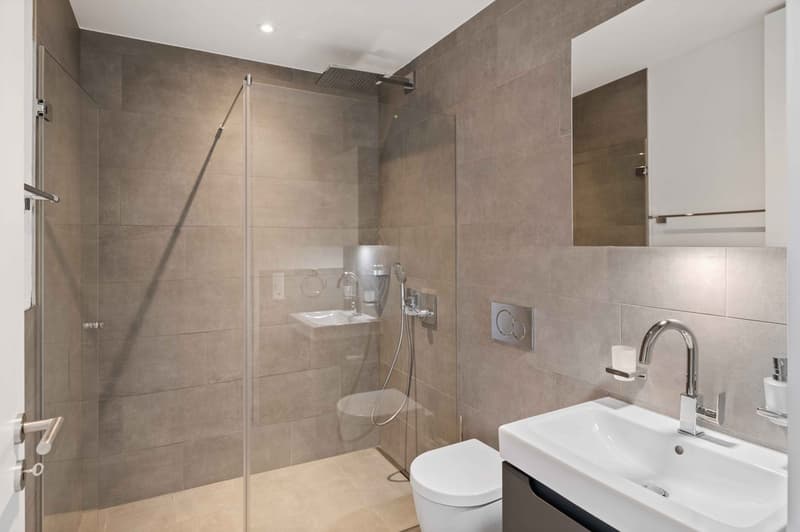 4.5_ZWG_Strasse_Dusche.jpeg