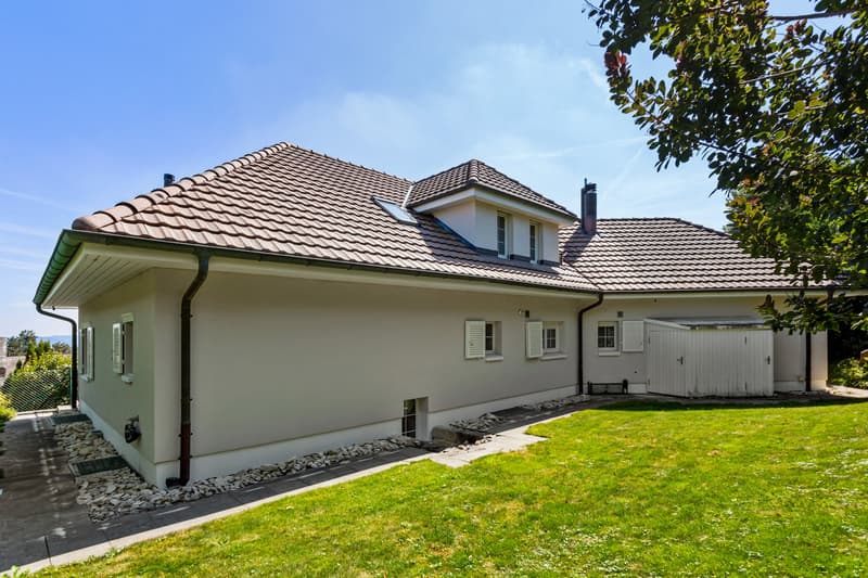 Detached house, white exterior, brown roof, white shutters, garage, garden, driveway