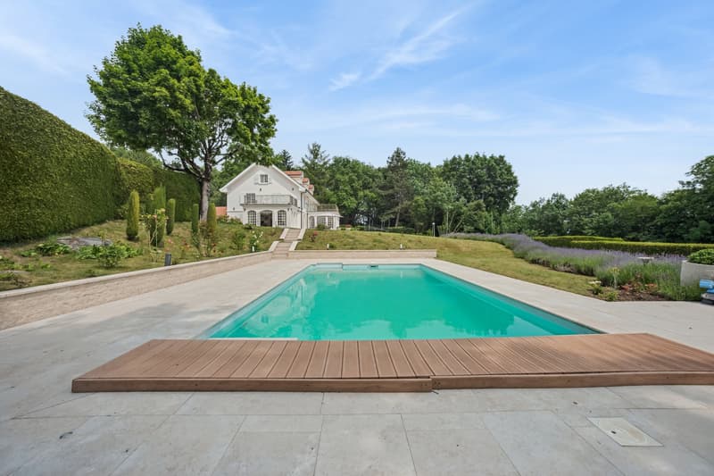 Propriété prestigieuse avec piscine, intimité et vue sur le lac (7)