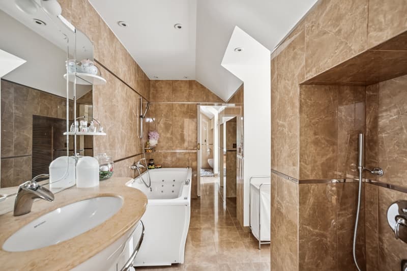Propriété prestigieuse avec piscine, intimité et vue sur le lac (5)