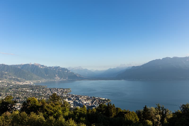Résidence luxueuse avec grande terrasse et vue imprenable sur le lac L (13)