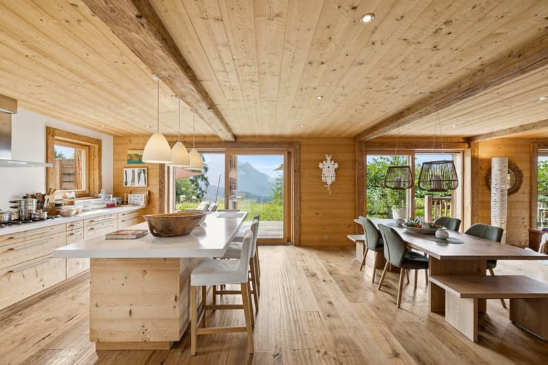 Chalet familial élégant avec vues panoramiques et jardin en terrasses (8)