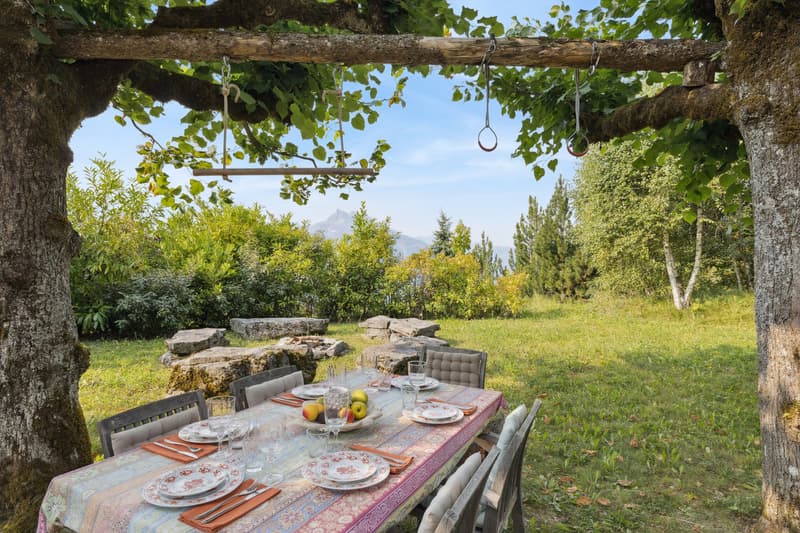 Chalet familial élégant avec vues panoramiques et jardin en terrasses (11)
