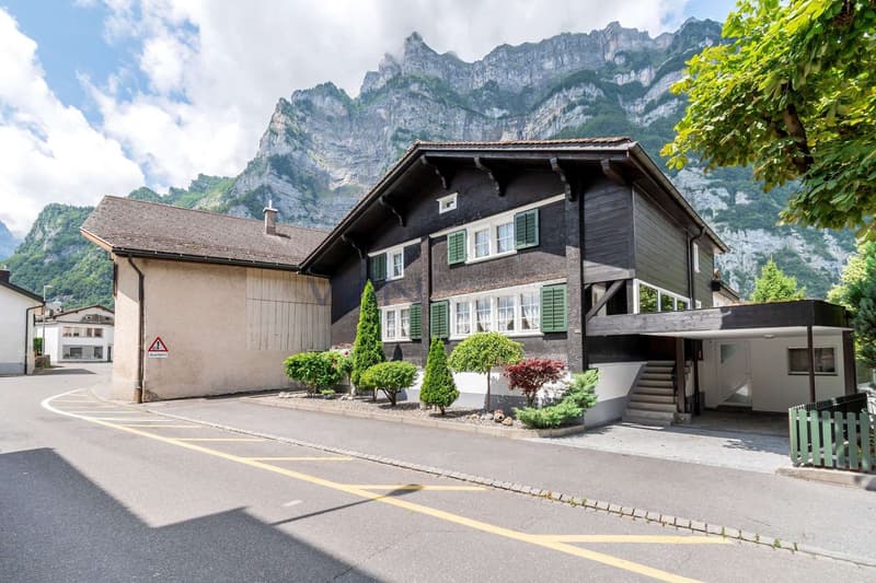 2x Aussenparkplatz 1x Carport