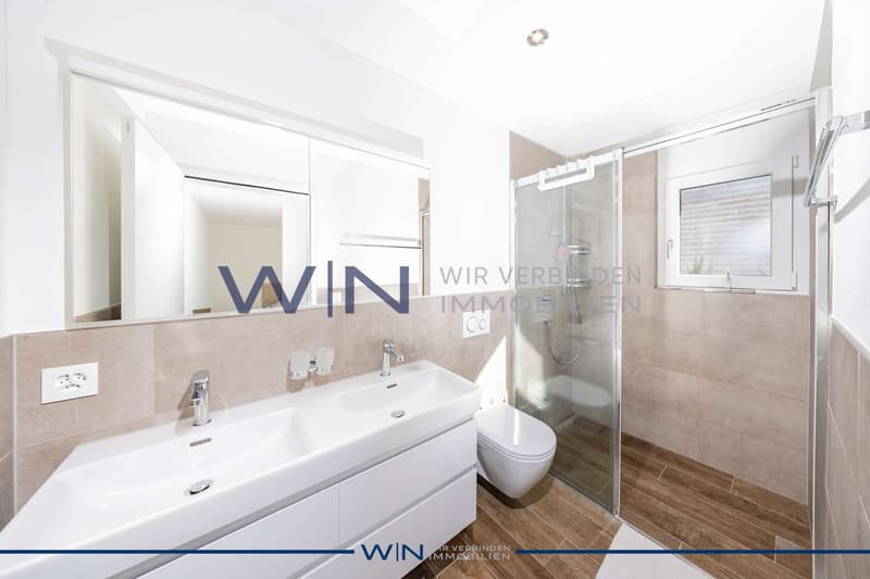Badezimmer mit Fenster