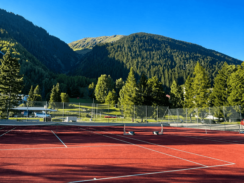 TENNISPlatz vor Ort
