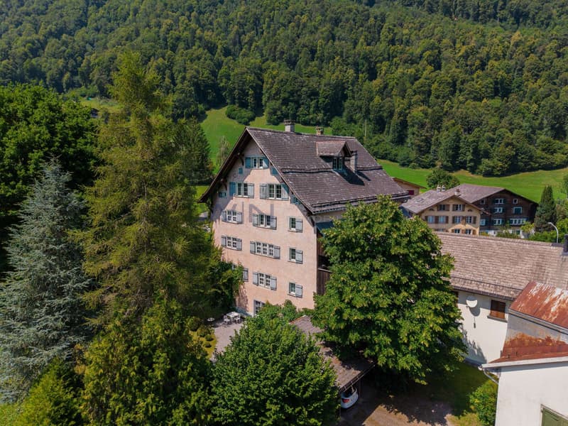 Am Waldrand gelegen
