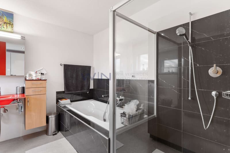 Mit Dusche und Wanne