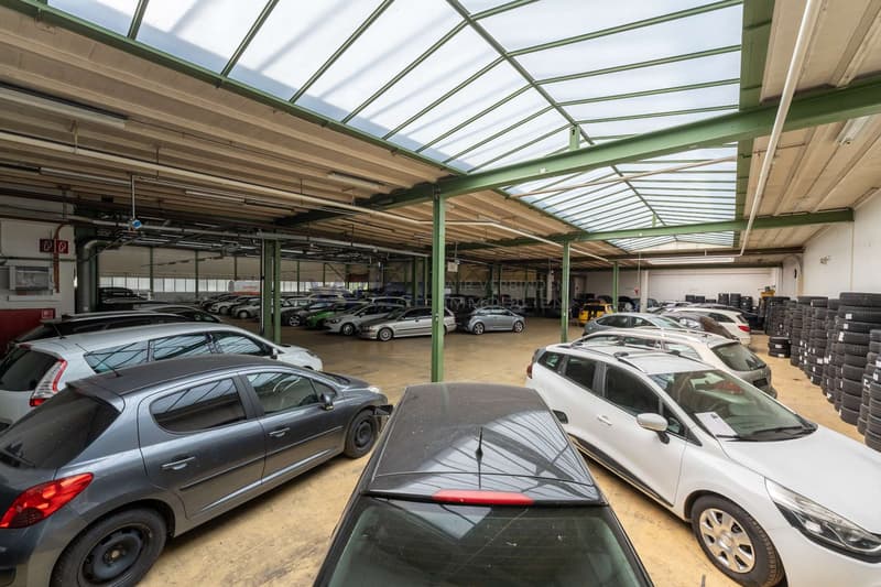 Diverse grosse Hallen