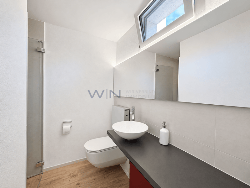 Mit Dusche im EG