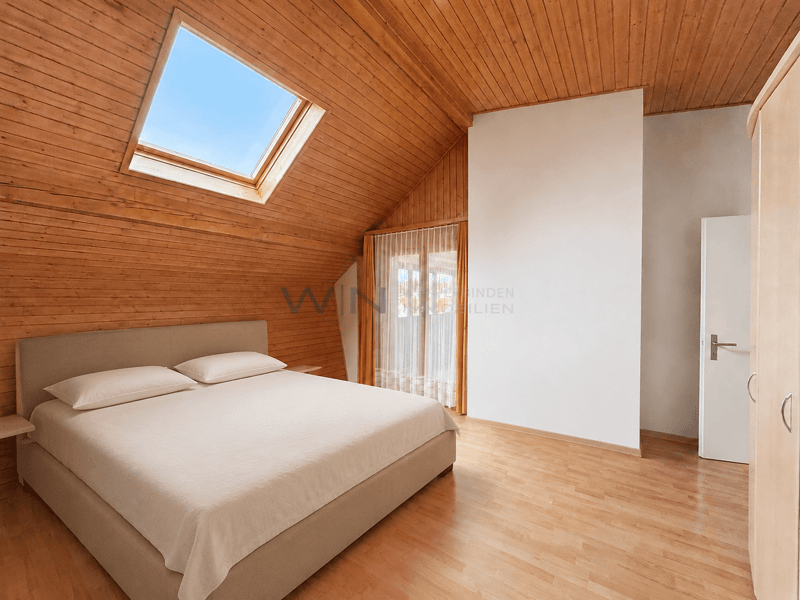 Mit viel Licht und Balkon