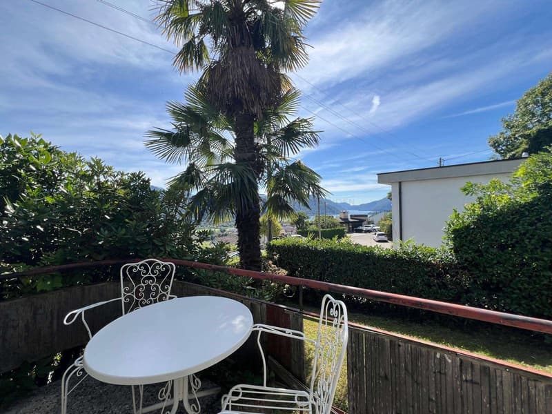 Balkon und Rasen