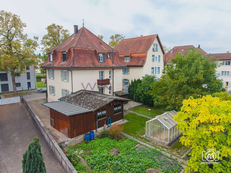 Rasenflächen, Gemüsebeete, Treibhaus, überdachten Sitzplatz