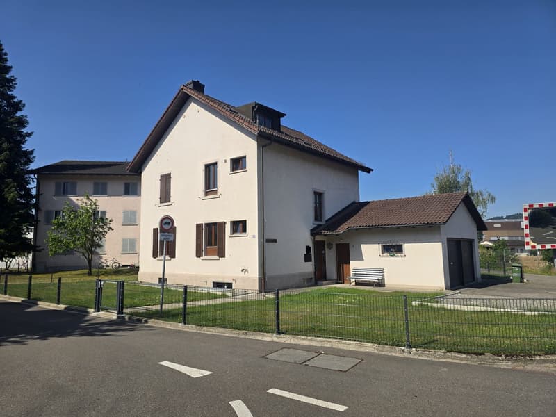 ERSTVERMIETUNG - Gemütliche 3-Zimmerwohnung mit grosser Terrasse und Gartenanteil (1)