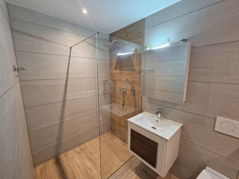 Badezimmer mit Waschmaschine + Tumbler