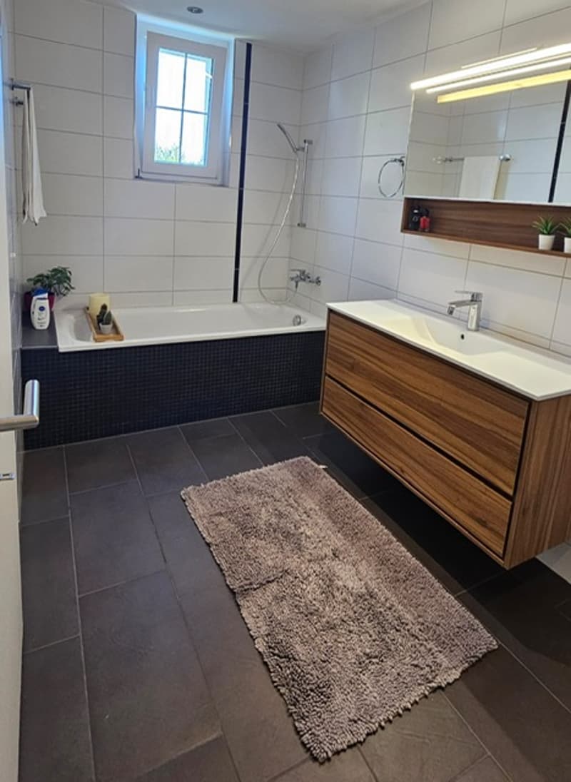 Badezimmer mit WC + Badewanne