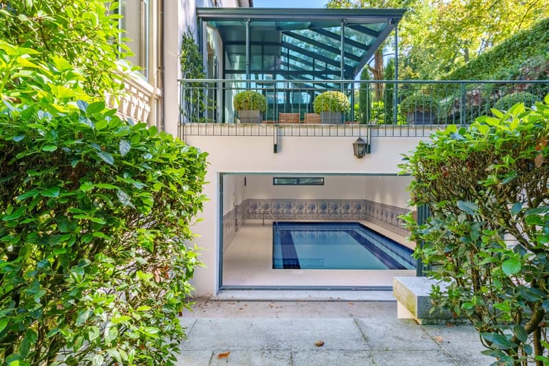 Superbe maison du XIXème siècle en plein centre-ville avec piscine intérieure (3)