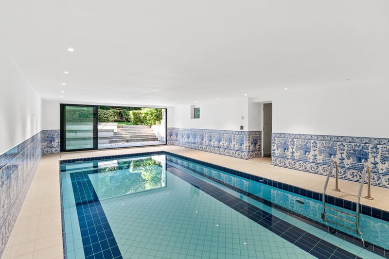 Superbe maison du XIXème siècle en plein centre-ville avec piscine intérieure (18)