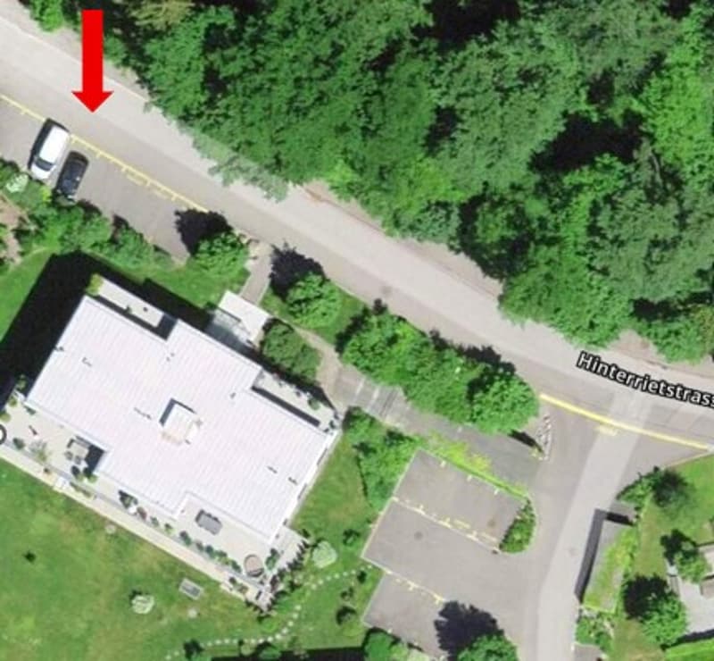 2 letzte nebeneinanderliegende Aussen-Parkplätze zu vermieten (1)