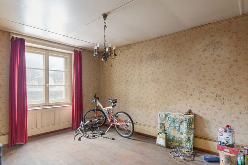 empty room, wooden floor, floral wallpaper, window with red curtains, bicycle, chandelier