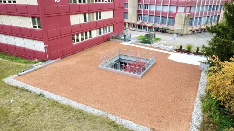 Residential and commercial house on the lower floor with versatile usage potential (16)