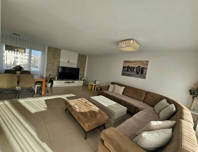 Appartement 4.5 pièces très bien entretenu et ensoleillé avec balcon et vue panoramique (2)