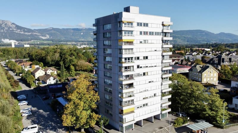 Spacious 5.5-room apartment with beautiful views in a central location in Derendingen (2)