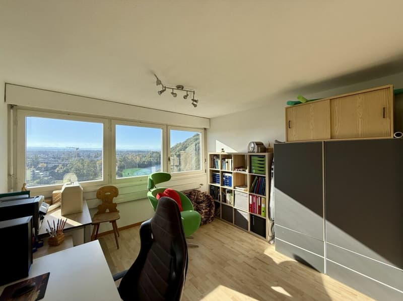 Spacious 5.5-room apartment with beautiful views in a central location in Derendingen (9)