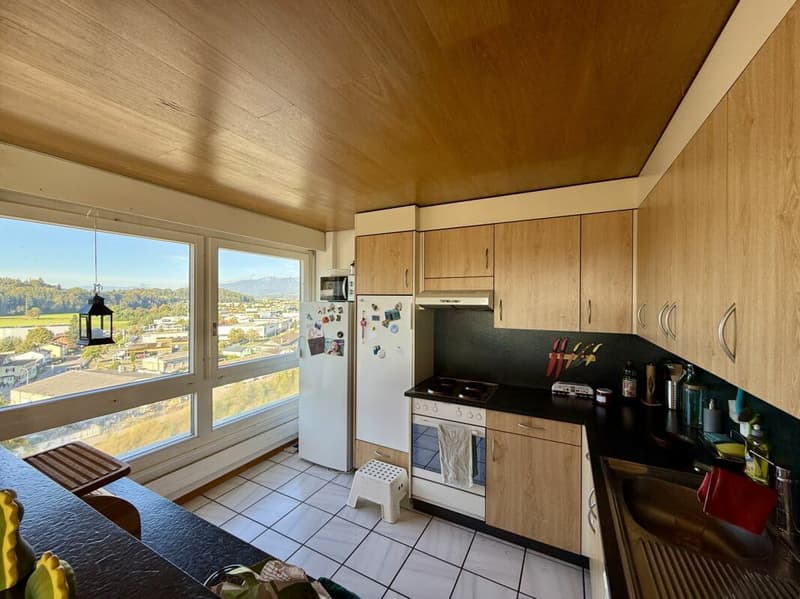 Spacious 5.5-room apartment with beautiful views in a central location in Derendingen (6)