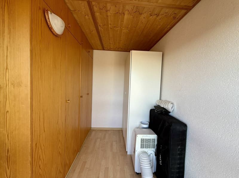 Spacious 5.5-room apartment with beautiful views in a central location in Derendingen (8)