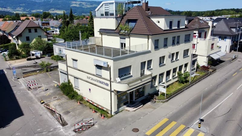 Mehrfamilienhaus mit Gewerbeanteil und PV-Anlage in der Kernzone (1)