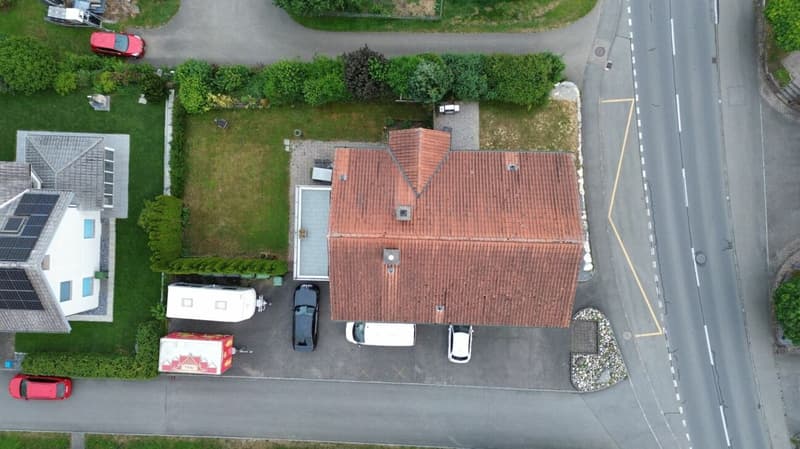 Exklusives 8-Zimmer-Einfamilienhaus mit Einliegerwohnung, grossem Garten und Werkstattgarage in ländlicher Lage (5)