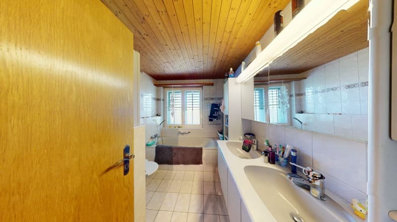 Charmantes 5.5-Zimmer Doppeleinfamilienhaus mit traumhaftem Garten & 3 Tiefgaragenparkplätzen in Wohlen AG (13)