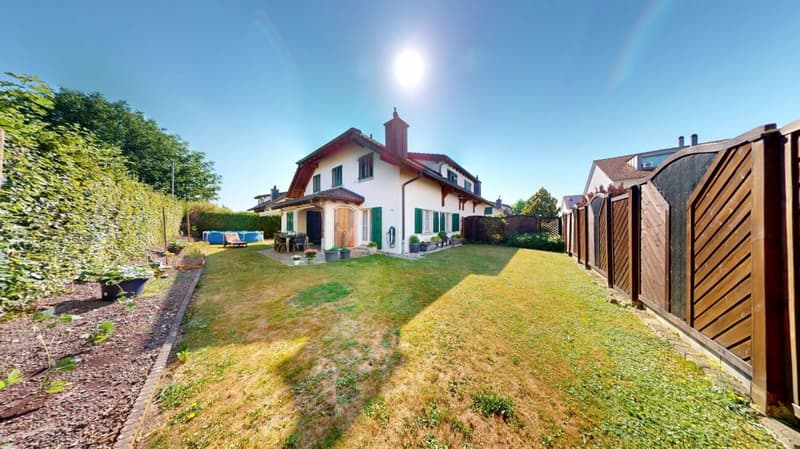 Charmantes 5.5-Zimmer Doppeleinfamilienhaus mit traumhaftem Garten & 3 Tiefgaragenparkplätzen in Wohlen AG (2)