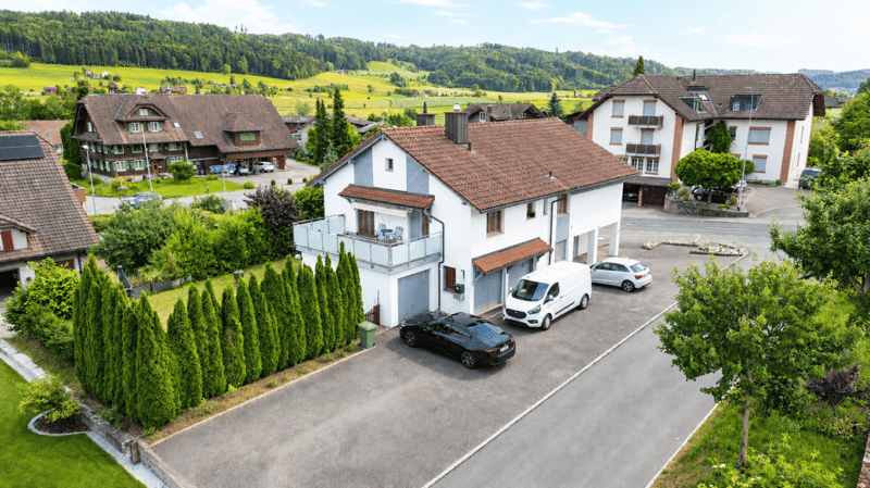 Exklusives 8-Zimmer-Einfamilienhaus mit Einliegerwohnung, grossem Garten und Werkstattgarage in ländlicher Lage (2)