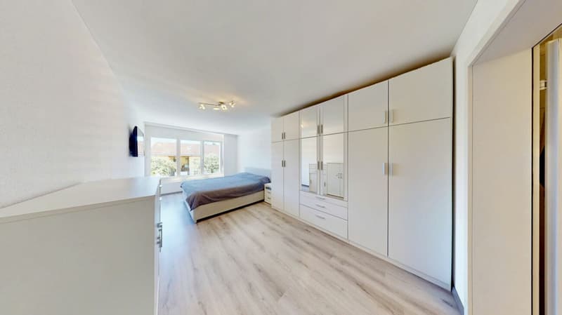 Exklusive 4.5-Zimmer-Wohnung in Greppen - Wohnen mit See- und Bergblick (9)