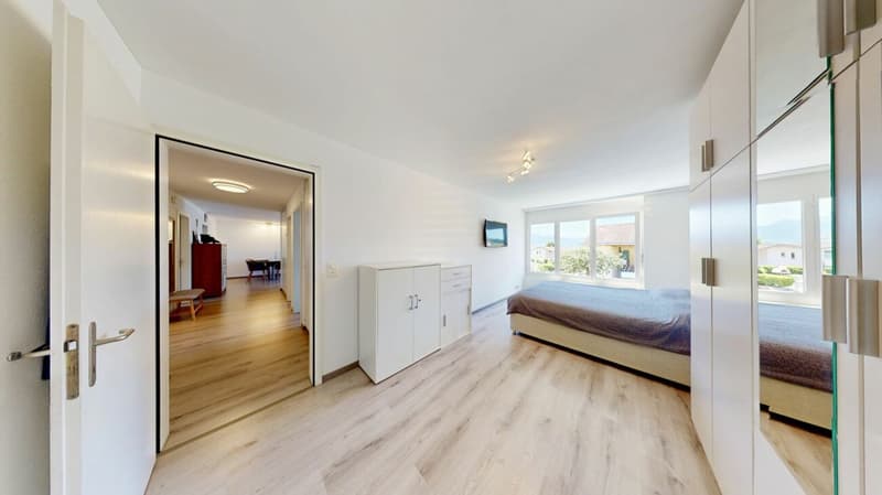 Exklusive 4.5-Zimmer-Wohnung in Greppen - Wohnen mit See- und Bergblick (12)