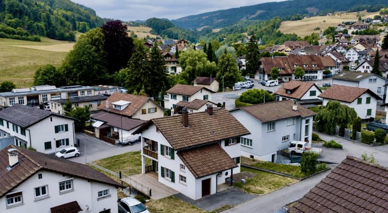 Einziehen statt renovieren - komplett kernsaniertes Einfamilienhaus in Mümliswil (1)