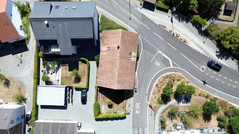 Freistehendes Raumwunder mit grossem Anbau und enormem Potenzial (20)
